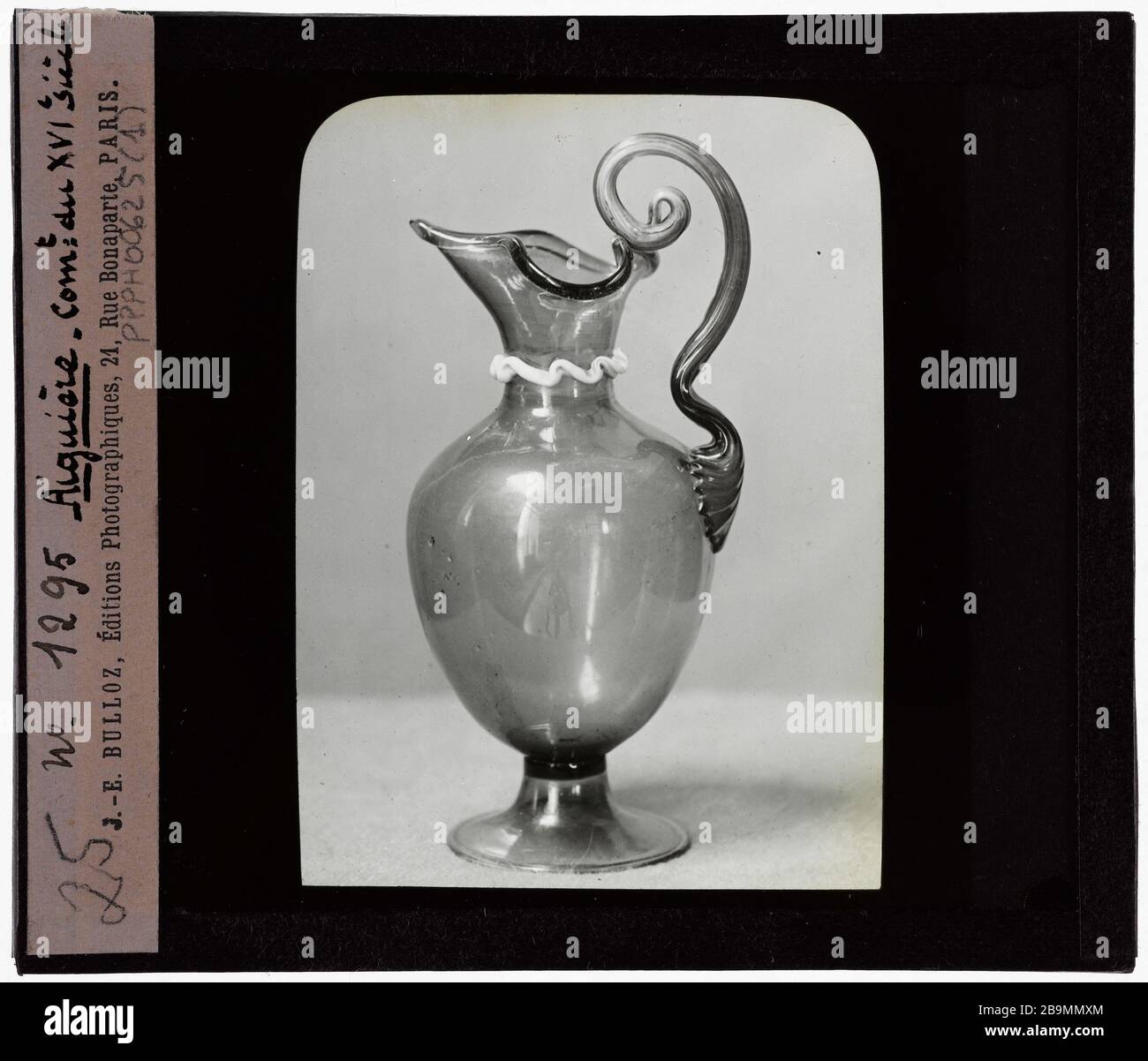 Verre. Égouts. Aiguière. Plaque de projection noir et blanc. 1900-1930. Photographie de Jacques-Ernest Bulloz (1858-1942). Musée des Beaux-Arts de la Ville de Paris, petit Palais. Banque D'Images
