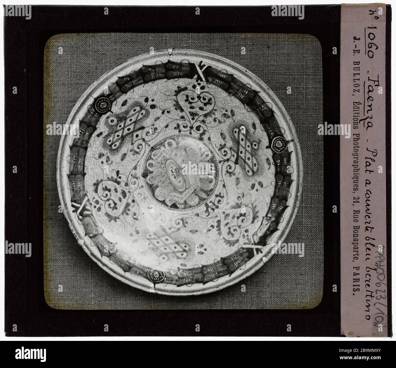 Tuiles italiennes. Dish Faïences italiennes. 'Plat'. Plaque de projection noir et blanc. 1900-1930. Photographie de Jacques-Ernest Bulloz (1858-1942). Musée des Beaux-Arts de la Ville de Paris, petit Palais. Banque D'Images