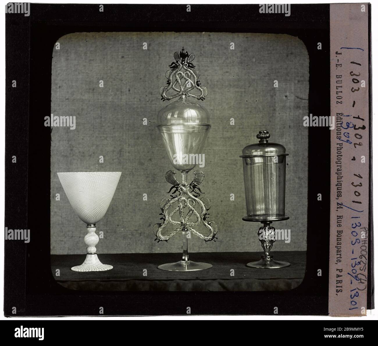 Verre. Trois tasses Vererreries. Trois coupes. Plaque de projection noir et blanc. 1900-1930. Photographie de Jacques-Ernest Bulloz (1858-1942). Musée des Beaux-Arts de la Ville de Paris, petit Palais. Banque D'Images