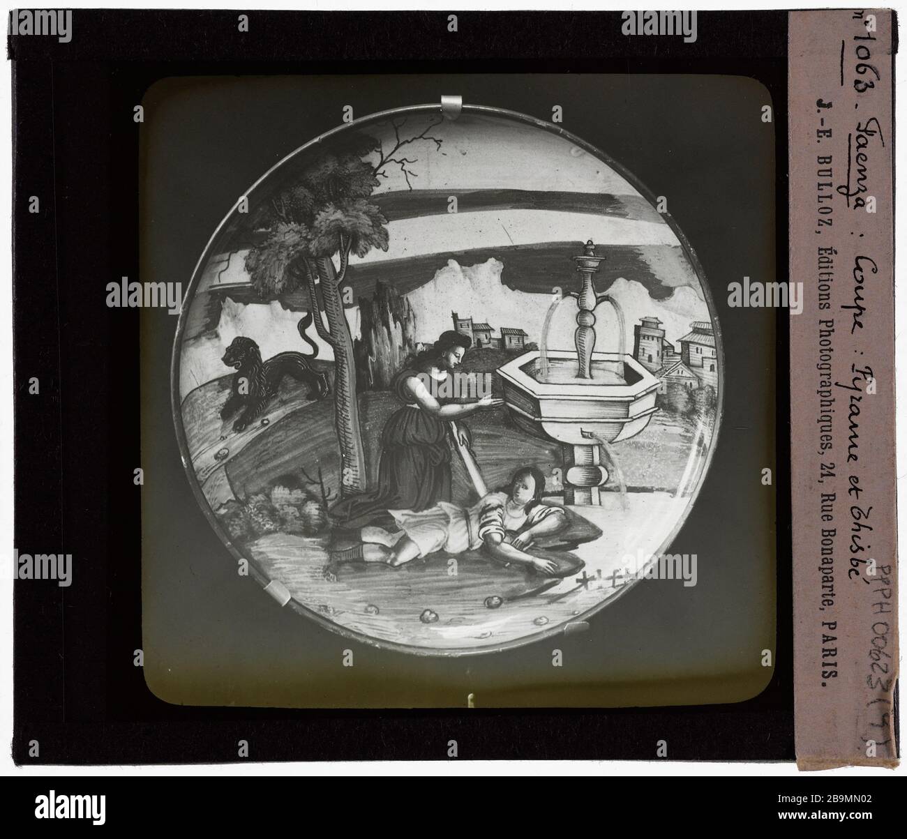 Tuiles italiennes. Pyramus et Thisbe Faïences italiennes. 'Pyrame et Thisbé'. Plaque de projection noir et blanc. 1900-1930. Photographie de Jacques-Ernest Bulloz (1858-1942). Musée des Beaux-Arts de la Ville de Paris, petit Palais. Banque D'Images