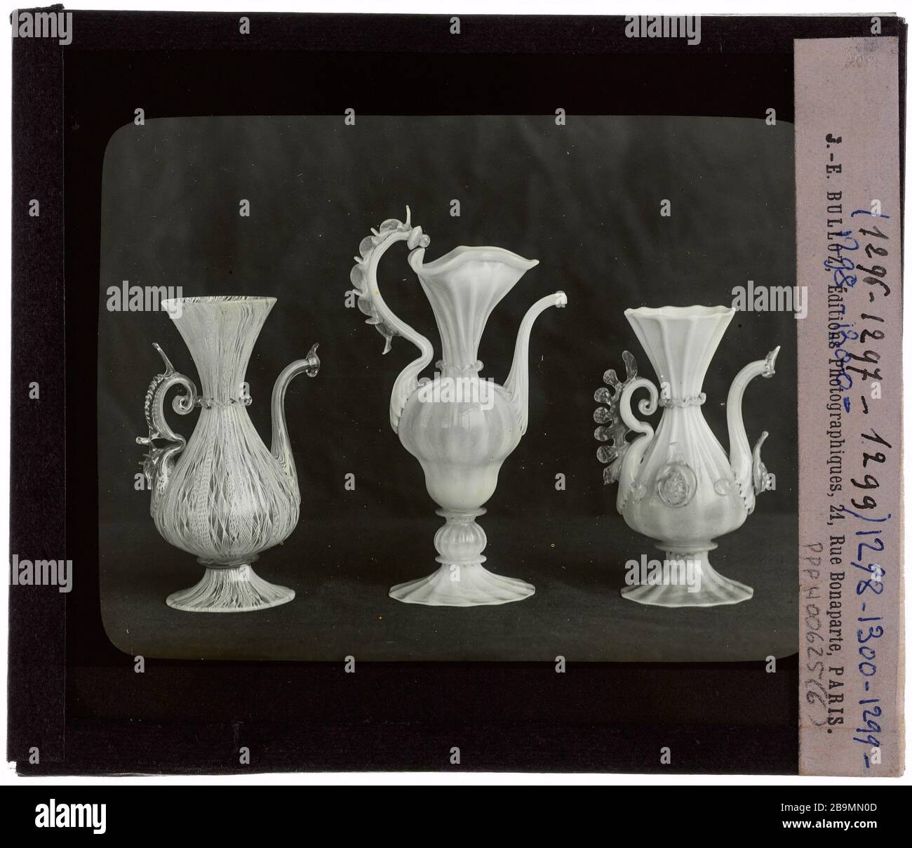 Verre. Trois pichets Vererreries. Trois aiguières. Plaque de projection noir et blanc. 1900-1930. Photographie de Jacques-Ernest Bulloz (1858-1942). Musée des Beaux-Arts de la Ville de Paris, petit Palais. Banque D'Images