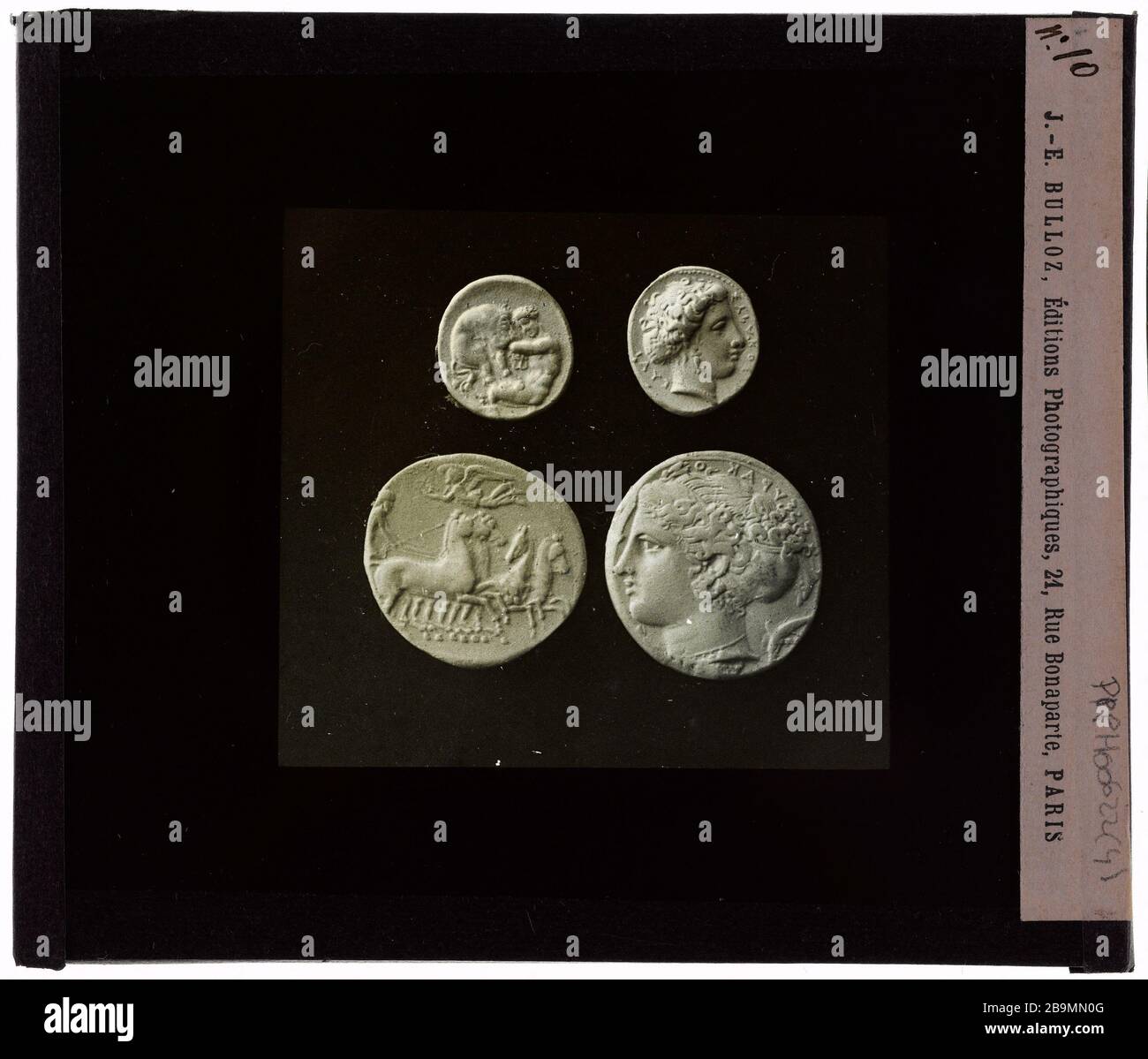 médailles d'antiquités. # 10 antiquités de Médailles. 'n° 10'. Plaque de projection noir et blanc. 1900-1930. Photographie de Jacques-Ernest Bulloz (1858-1942). Musée des Beaux-Arts de la Ville de Paris, petit Palais. Banque D'Images