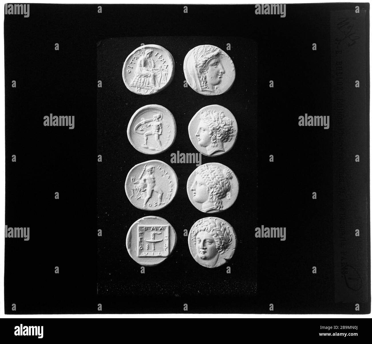 médailles d'antiquités. # 13 Médailles antiquités. 'n° 13'. Plaque de projection noir et blanc. Photographie de Jacques Ernest Bulloz (1858-1942), 1900-1930. Musée des Beaux-Arts de la Ville de Paris, petit Palais. Banque D'Images