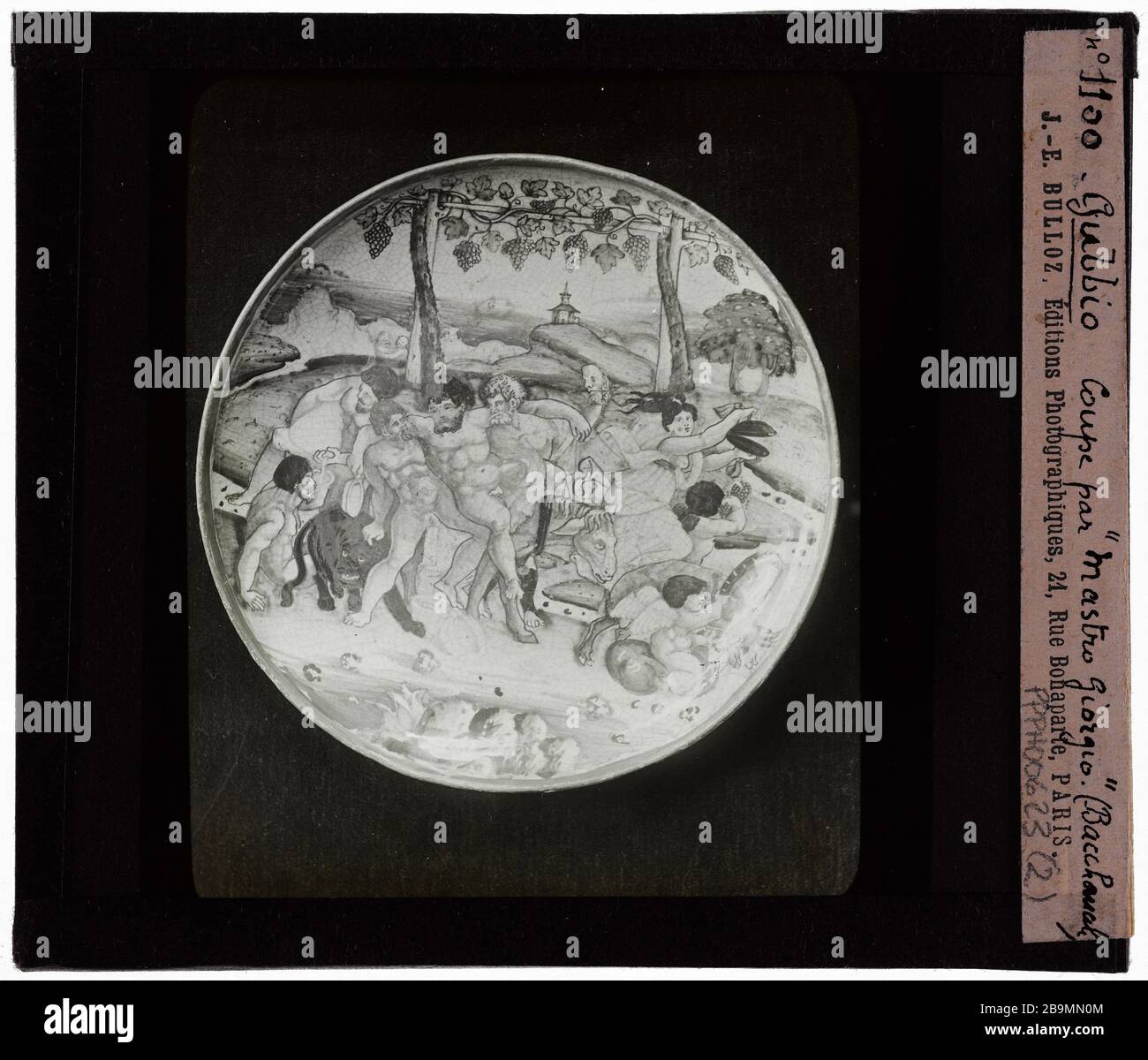 Tuiles italiennes. Les Faïences Bacchanales italiennes. 'Bacchanale'. Plaque de projection noir et blanc. 1900-1930. Photographie de Jacques-Ernest Bulloz (1858-1942). Musée des Beaux-Arts de la Ville de Paris, petit Palais. Banque D'Images