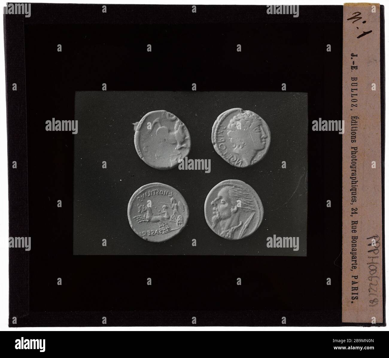 médailles d'antiquités. # 1 Médailles antiquités. 'n° 1'. Plaque de projection noir et blanc. 1900-1930. Photographie de Jacques-Ernest Bulloz (1858-1942). Musée des Beaux-Arts de la Ville de Paris, petit Palais. Banque D'Images