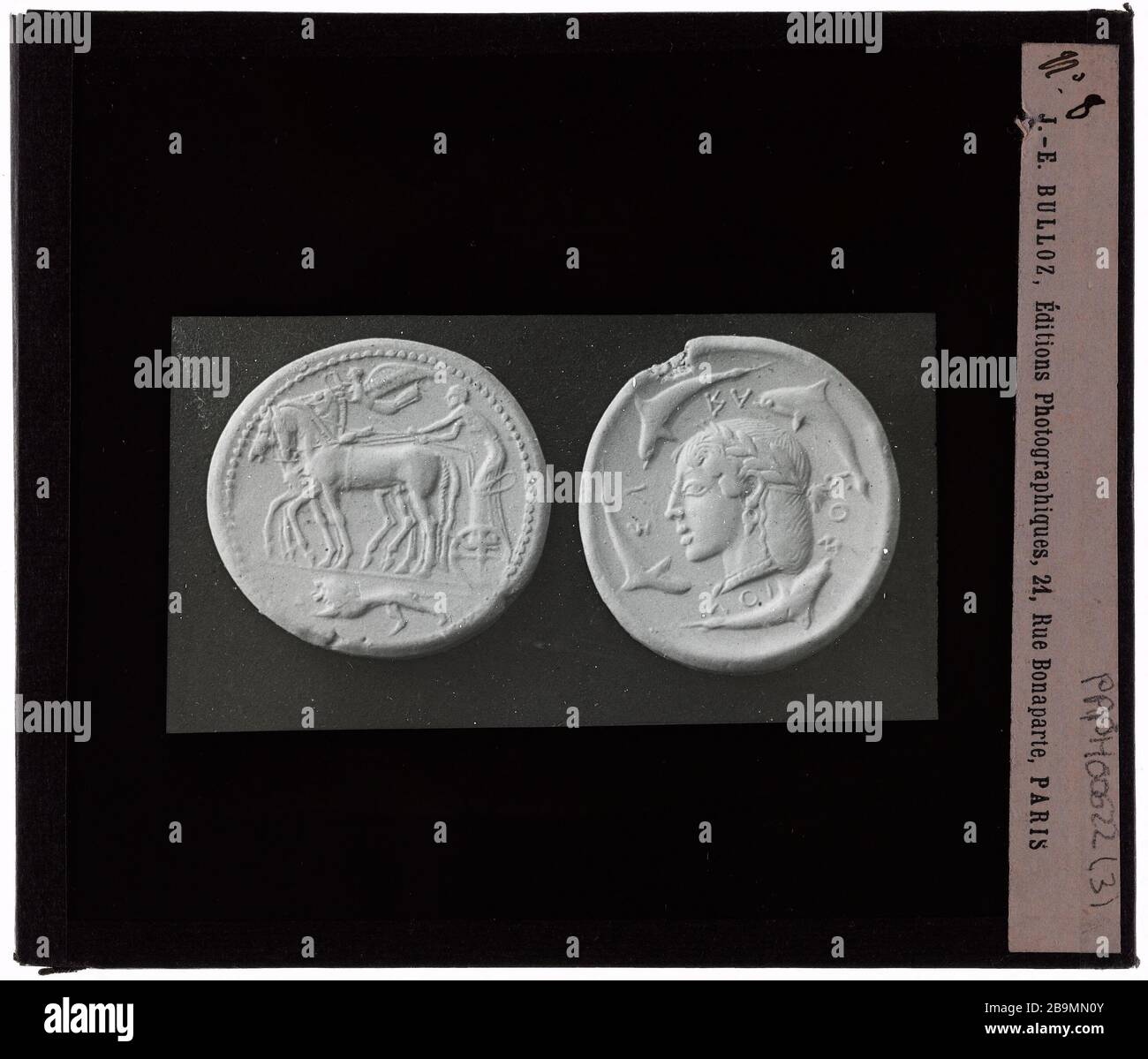 médailles d'antiquités. # 8 Médailles antiquités. 'n° 8'. Plaque de projection noir et blanc. 1900-1930. Photographie de Jacques-Ernest Bulloz (1858-1942). Musée des Beaux-Arts de la Ville de Paris, petit Palais. Banque D'Images