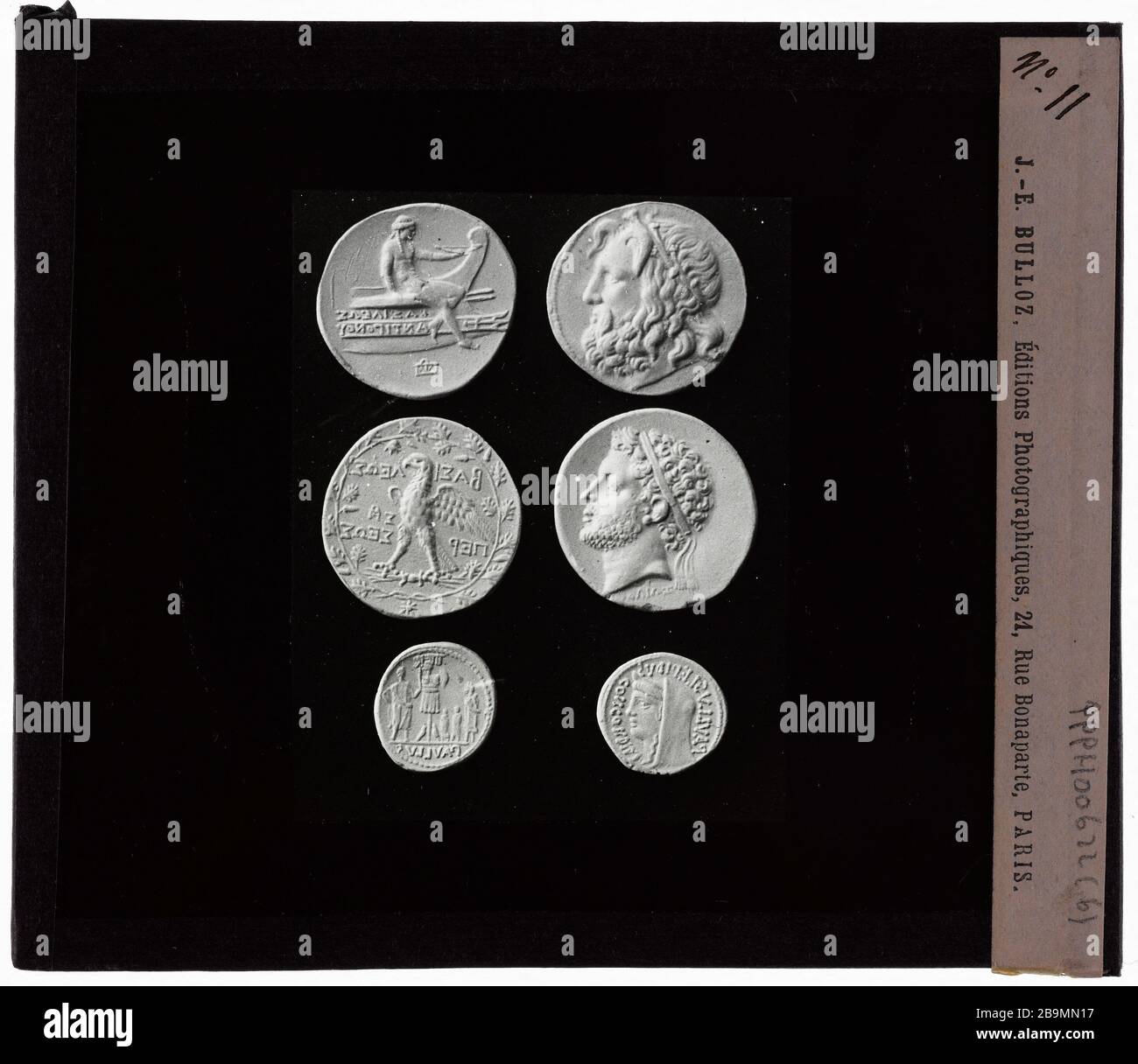 médailles d'antiquités. # 11 Médailles antiquités. 'n° 11'. Plaque de projection noir et blanc. 1900-1930. Photographie de Jacques-Ernest Bulloz (1858-1942). Musée des Beaux-Arts de la Ville de Paris, petit Palais. Banque D'Images