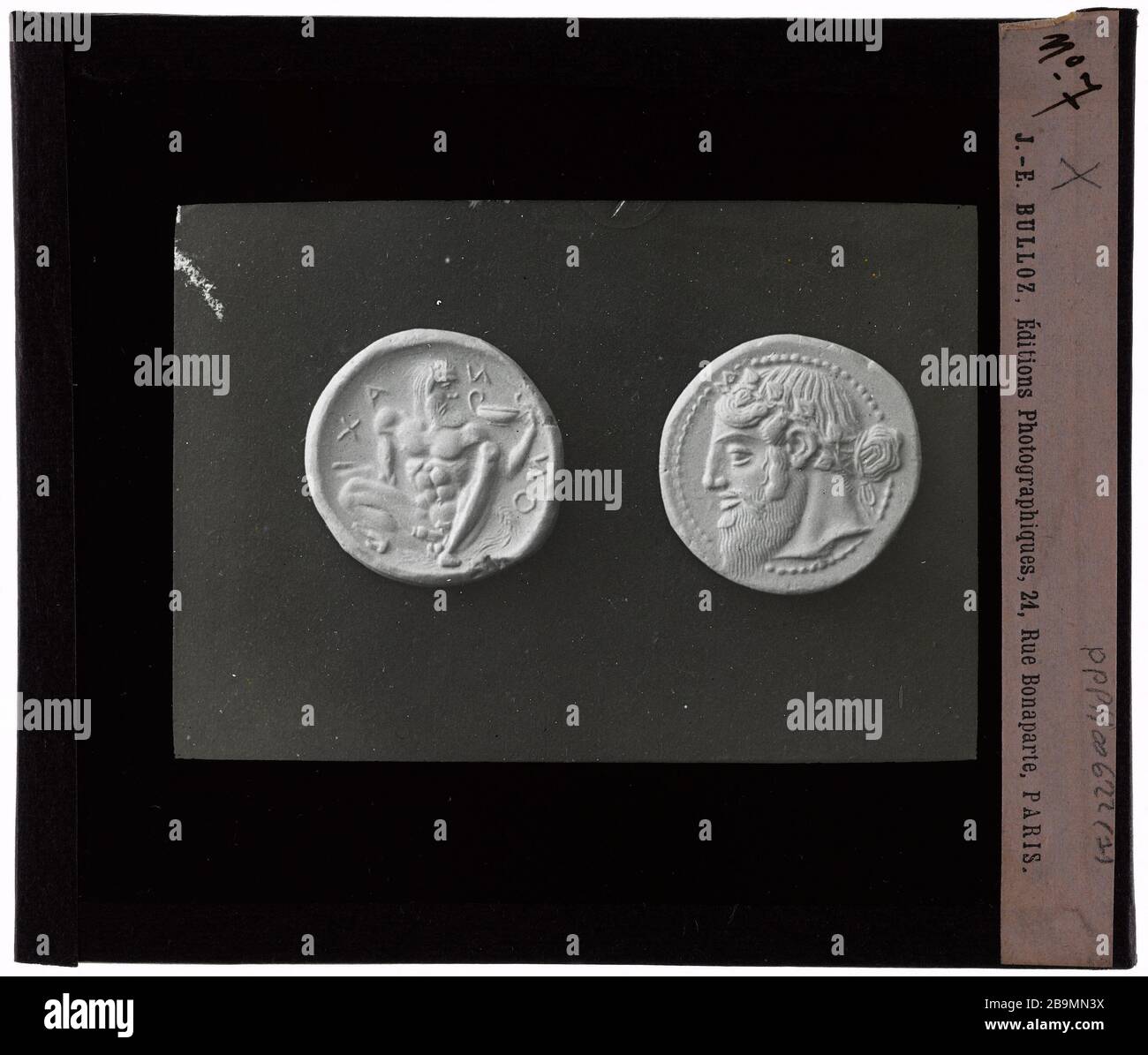 médailles d'antiquités. # 7 Médailles antiquités. 'n° 7'. Plaque de projection noir et blanc. 1900-1930. Photographie de Jacques-Ernest Bulloz (1858-1942). Musée des Beaux-Arts de la Ville de Paris, petit Palais. Banque D'Images