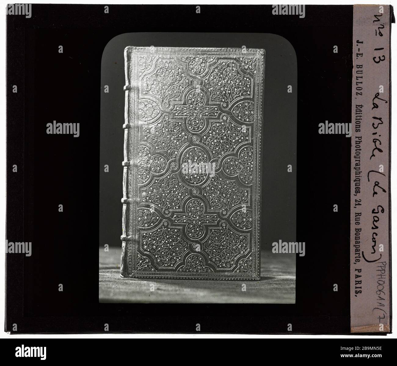 Classeurs. Les reliures de la Bible. 'La Bible'. Plaque de projection noir et blanc. 1900-1930. Photographie de Jacques-Ernest Bulloz (1858-1942). Musée des Beaux-Arts de la Ville de Paris, petit Palais. Banque D'Images