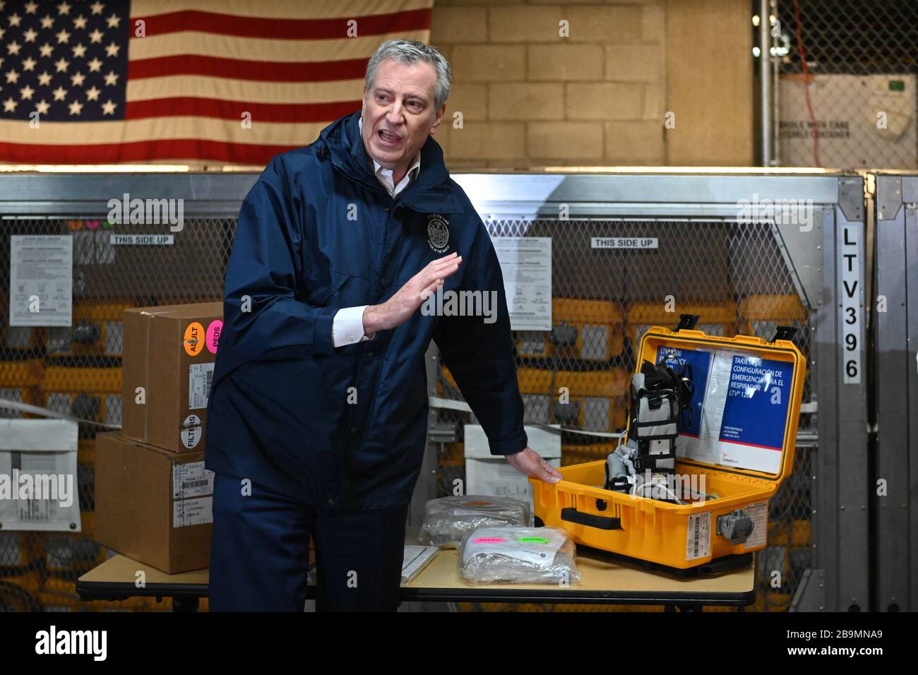 Le maire Bill de Blasio à un entrepôt du Bureau de la gestion des urgences à Brooklyn où 400 ventilateurs ont été expédiés à New York le 24 mars 2020, Banque D'Images