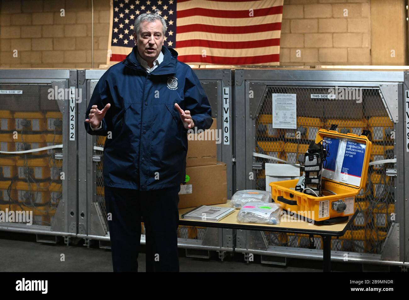 Le maire Bill de Blasio à un entrepôt du Bureau de la gestion des urgences à Brooklyn où 400 ventilateurs ont été expédiés à New York le 24 mars 2020, Banque D'Images