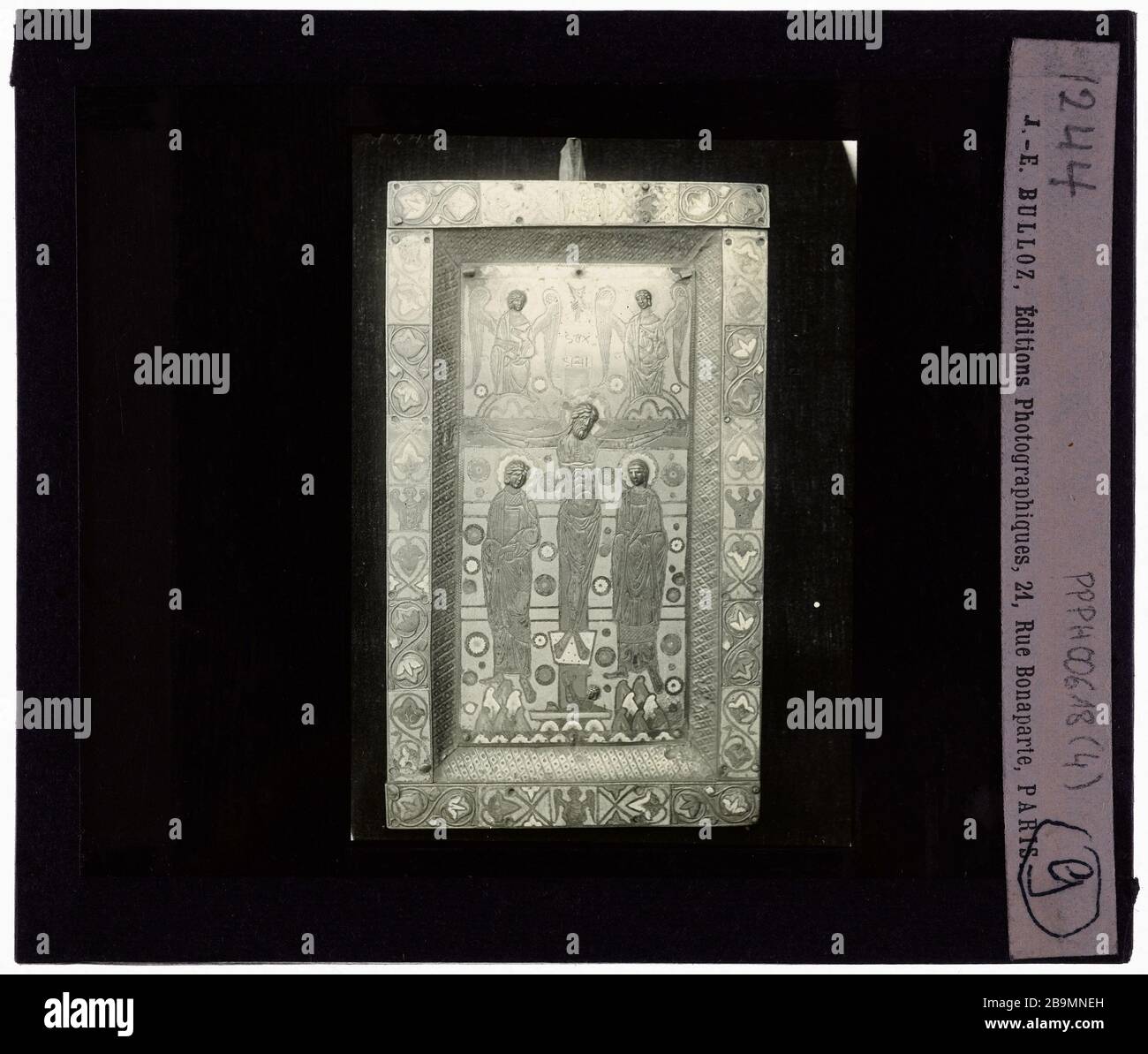 EMaux. Crucifixion Emaux. « crucifixion ». Plaque de projection noir et blanc. 1900-1930. Photographie de Jacques-Ernest Bulloz (1858-1942). Musée des Beaux-Arts de la Ville de Paris, petit Palais. Banque D'Images