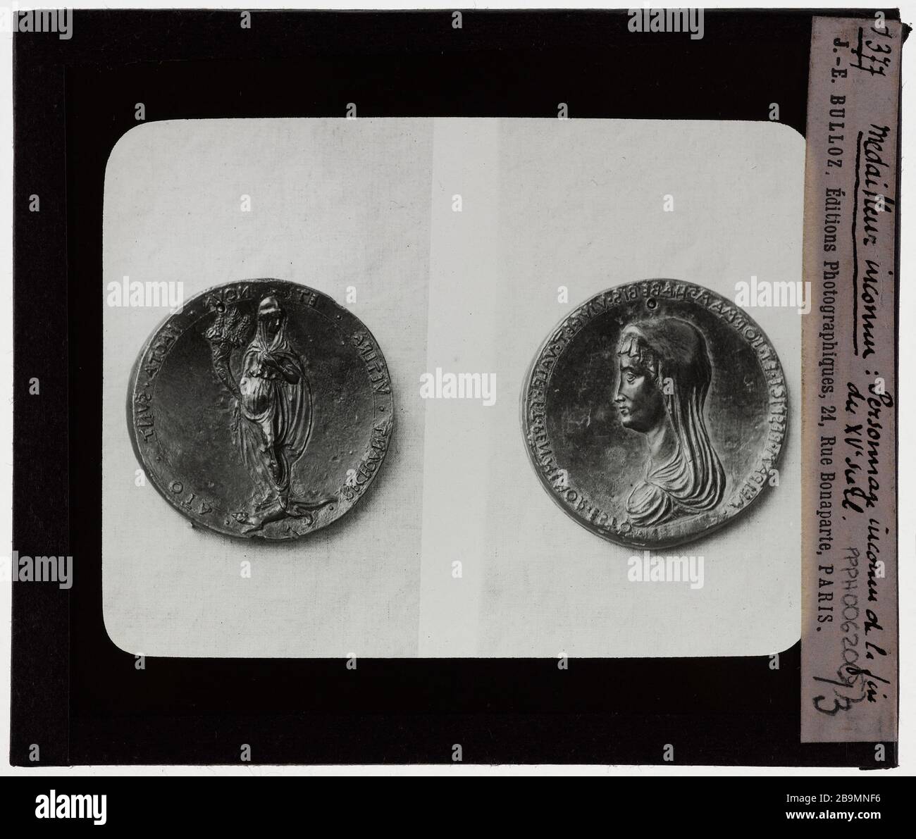 Médailles. Personnage inconnu Médailles. 'Personnage inconnu'. Plaque de projection noir et blanc. 1900-1930. Photographie de Jacques-Ernest Bulloz (1858-1942). Musée des Beaux-Arts de la Ville de Paris, petit Palais. Banque D'Images