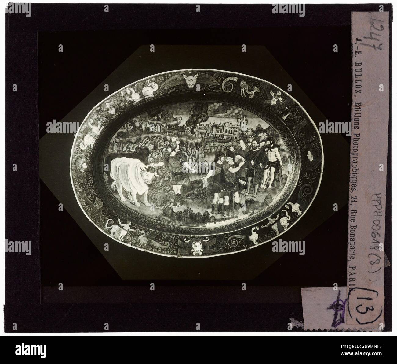 Émaux. Emaux de la vaisselle. 'Plat'. Plaque de projection noir et blanc. 1900-1930. Photographie de Jacques-Ernest Bulloz (1858-1942). Musée des Beaux-Arts de la Ville de Paris, petit Palais. Banque D'Images