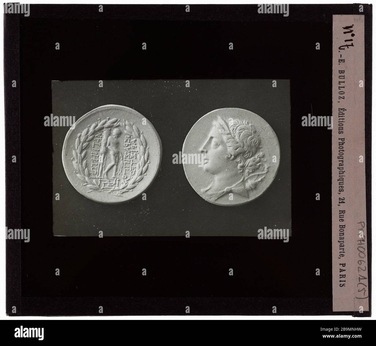 médailles d'antiquités. # 17 Médailles antiquités. 'n° 17'. Plaque de projection noir et blanc. 1900-1930. Photographie de Jacques-Ernest Bulloz (1858-1942). Musée des Beaux-Arts de la Ville de Paris, petit Palais. Banque D'Images