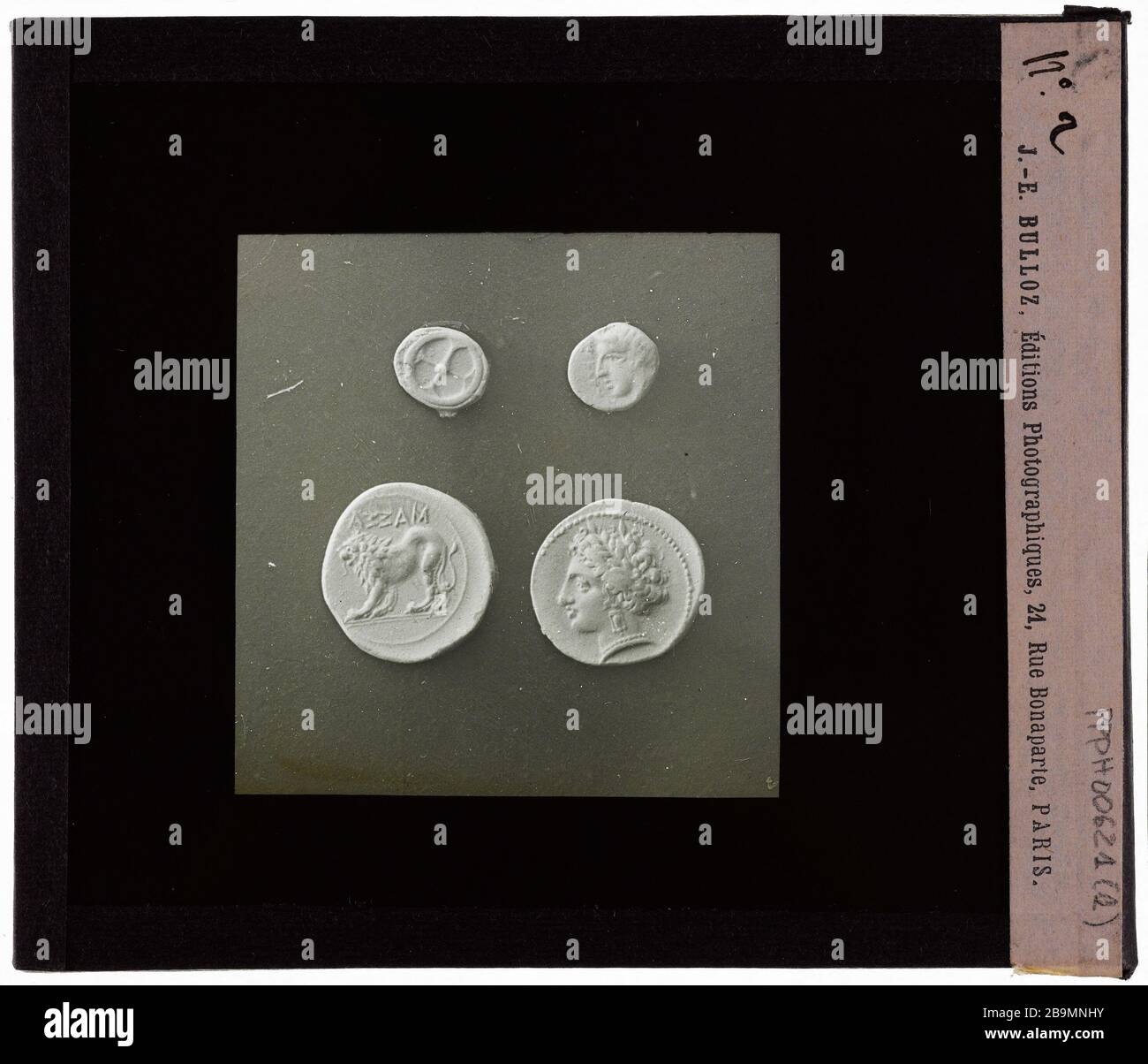 médailles d'antiquités. # 2 antiquités de Médailles. 'n° 2'. Plaque de projection noir et blanc. 1900-1930. Photographie de Jacques-Ernest Bulloz (1858-1942). Musée des Beaux-Arts de la Ville de Paris, petit Palais. Banque D'Images