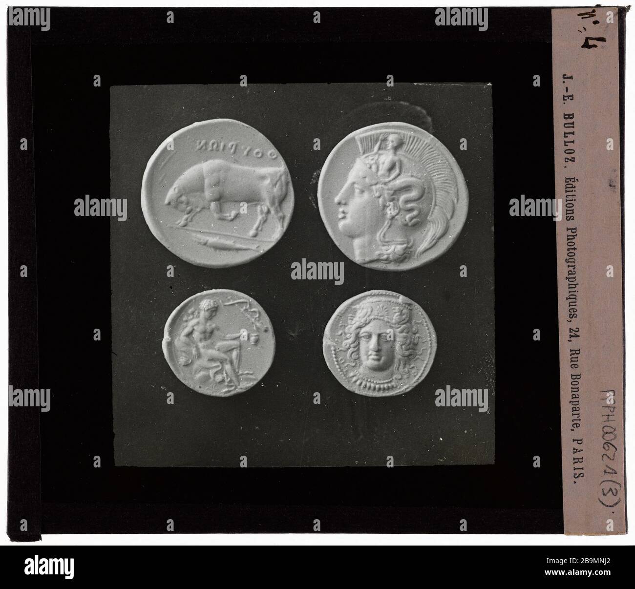 médailles d'antiquités. # 4 Médinles antiquités. 'n° 4'. Plaque de projection noir et blanc. 1900-1930. Photographie de Jacques-Ernest Bulloz (1858-1942). Musée des Beaux-Arts de la Ville de Paris, petit Palais. Banque D'Images
