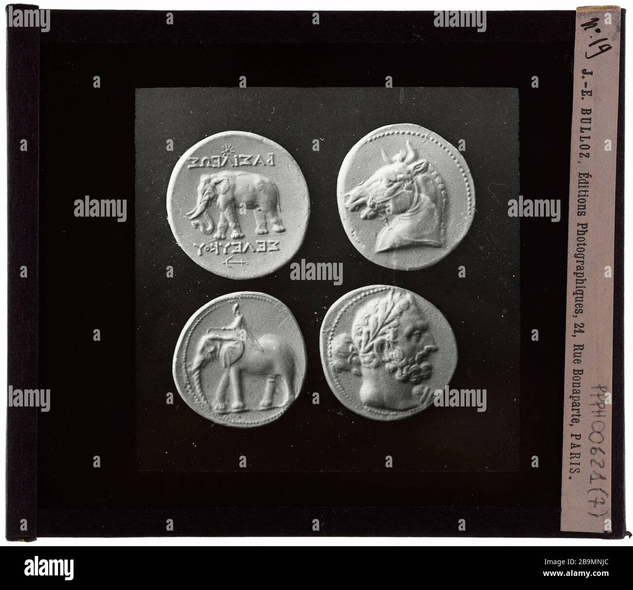 médailles d'antiquités. # 19 antiquités de Médailles. 'n° 19'. Plaque de projection noir et blanc. 1900-1930. Photographie de Jacques-Ernest Bulloz (1858-1942). Musée des Beaux-Arts de la Ville de Paris, petit Palais. Banque D'Images