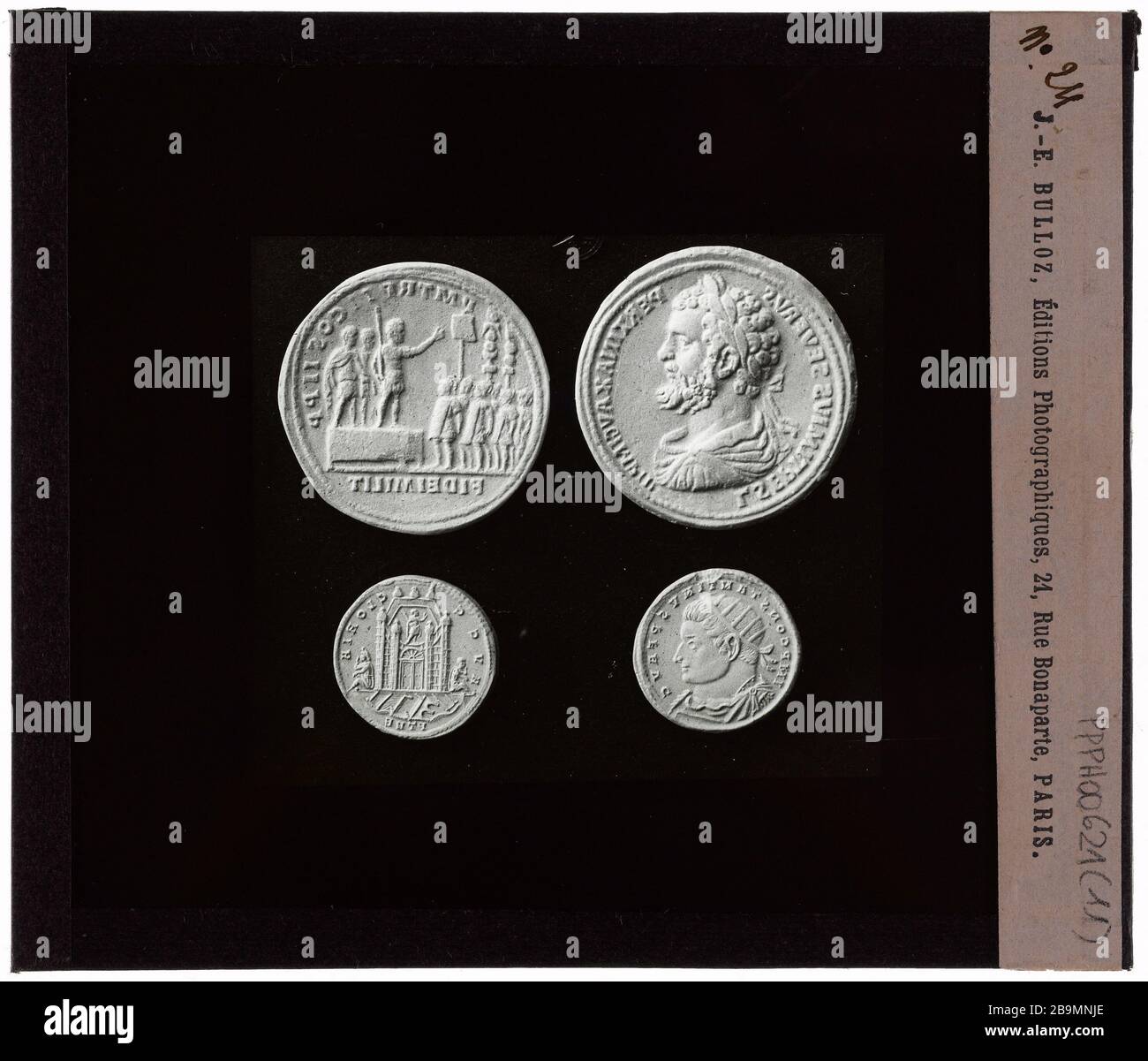 médailles d'antiquités. # 24 antiquités de Médailles. 'n° 24'. Plaque de projection noir et blanc. 1900-1930. Photographie de Jacques-Ernest Bulloz (1858-1942). Musée des Beaux-Arts de la Ville de Paris, petit Palais. Banque D'Images