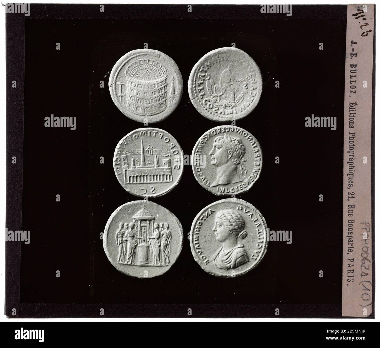 médailles d'antiquités. # 23 antiquités de Médailles. 'n° 23'. Plaque de projection noir et blanc. 1900-1930. Photographie de Jacques-Ernest Bulloz (1858-1942). Musée des Beaux-Arts de la Ville de Paris, petit Palais. Banque D'Images