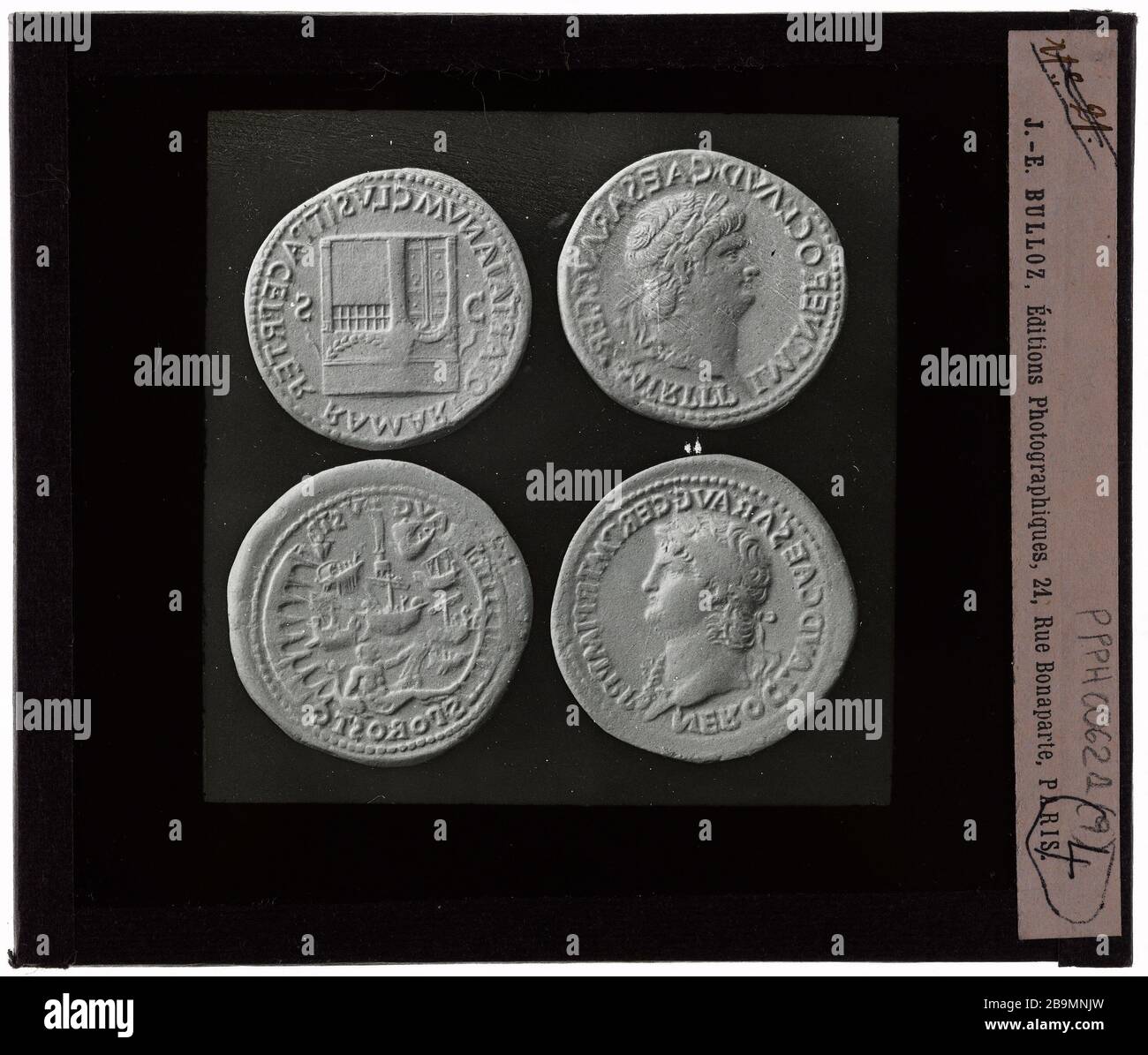 médailles d'antiquités. # 21 antiquités de Médailles. 'n° 21'. Plaque de projection noir et blanc. 1900-1930. Photographie de Jacques-Ernest Bulloz (1858-1942). Musée des Beaux-Arts de la Ville de Paris, petit Palais. Banque D'Images