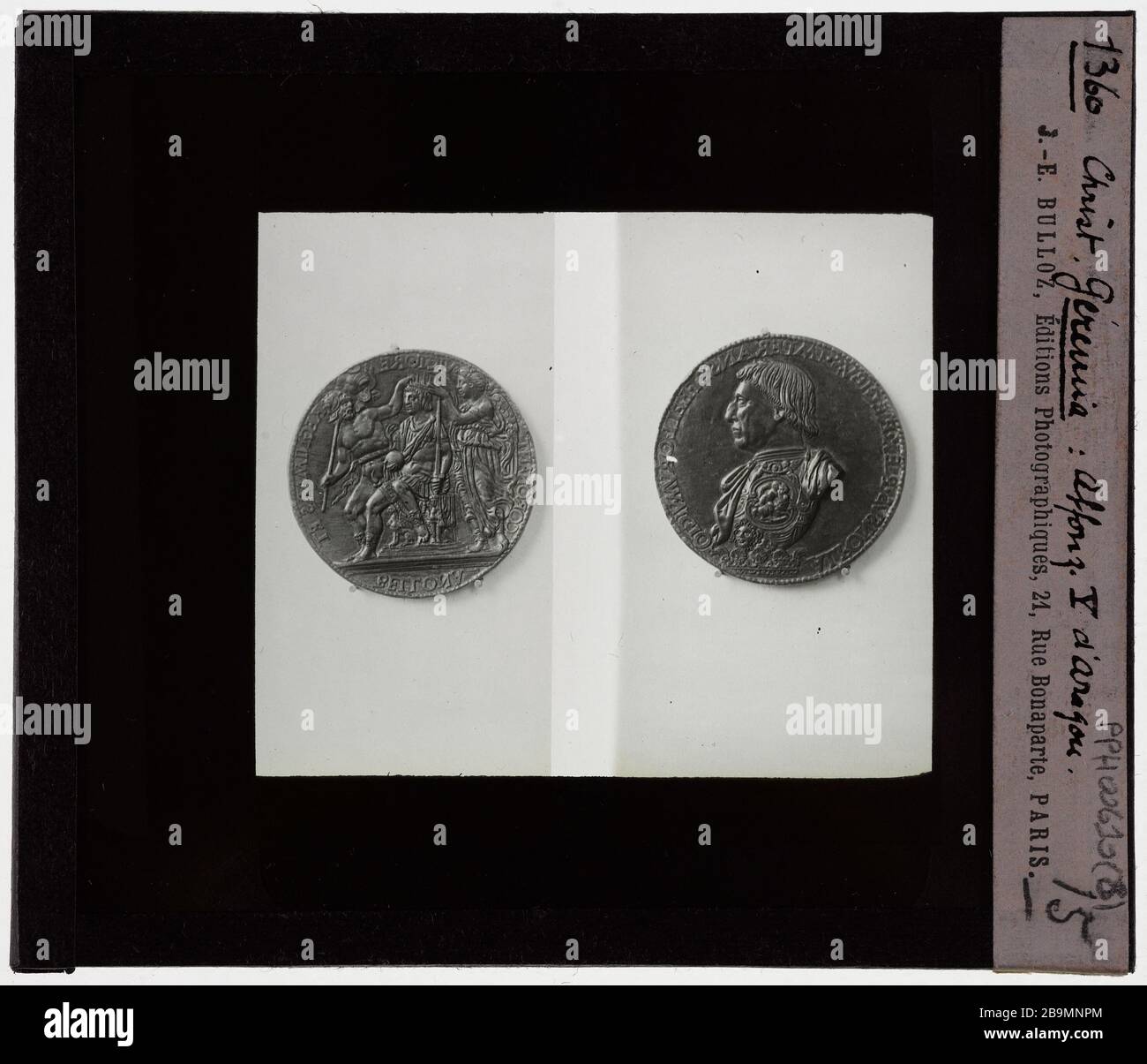Médailles. Alfonso V d'Aragon Médailles. 'Alfonse V d'Aragon'. Plaque de projection noir et blanc. 1900-1930. Photographie de Jacques-Ernest Bulloz (1858-1942). Musée des Beaux-Arts de la Ville de Paris, petit Palais. Banque D'Images