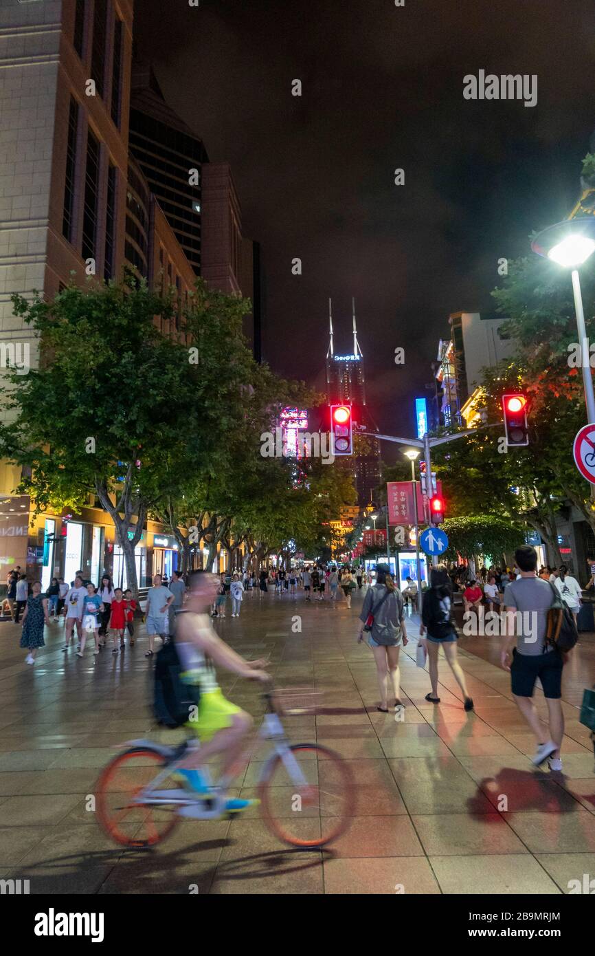 Vue de nuit sur la rue East Nanjing, Shanghai, Chine Banque D'Images