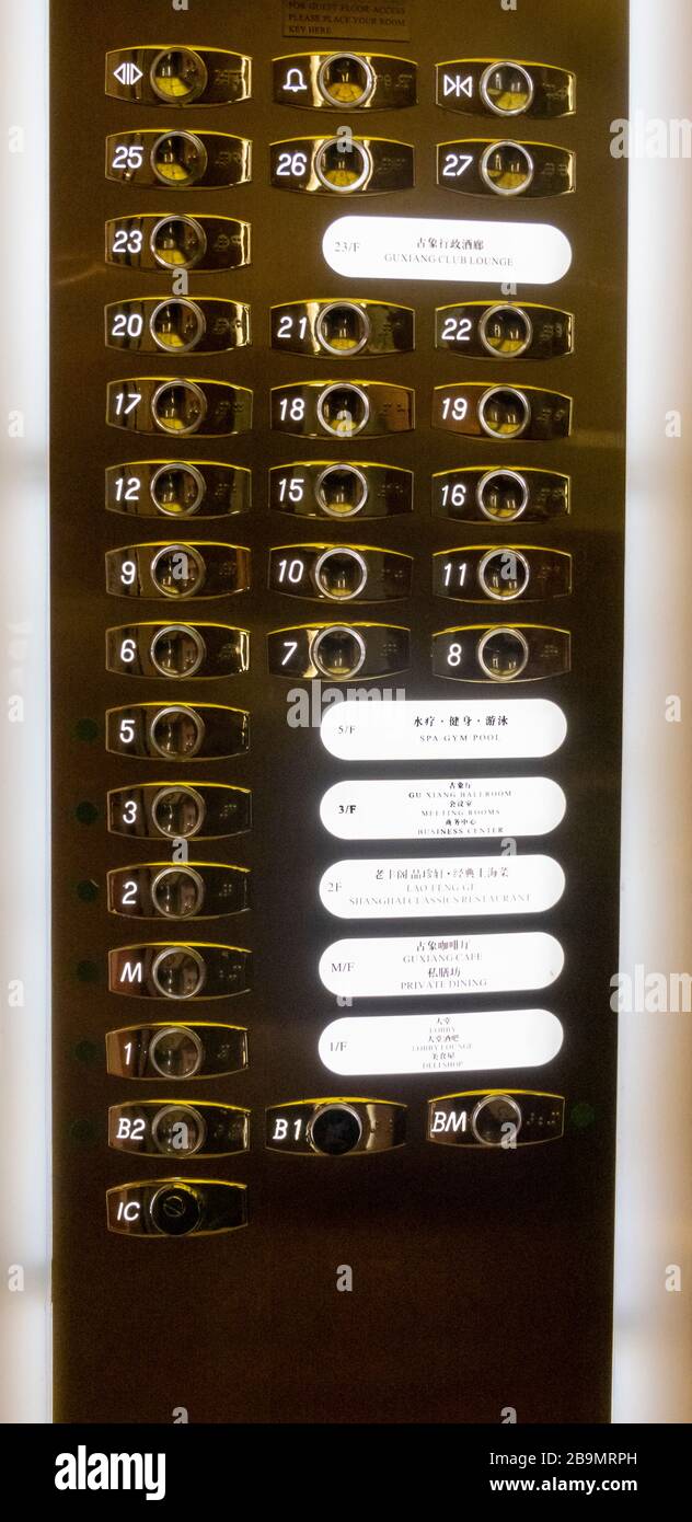 Boutons d'ascenseur sans étage avec numéro 4 ou 13, Shanghai, Chine Banque D'Images