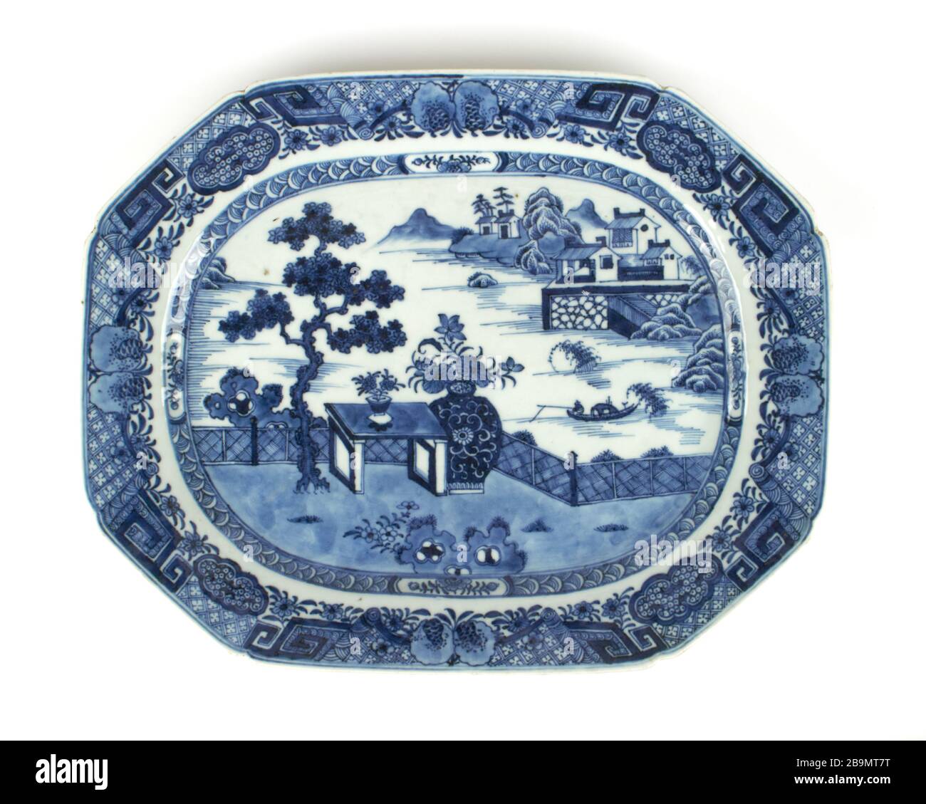 Ancienne plaque en porcelaine chinoise bleue et blanche du XVIIIe siècle Banque D'Images