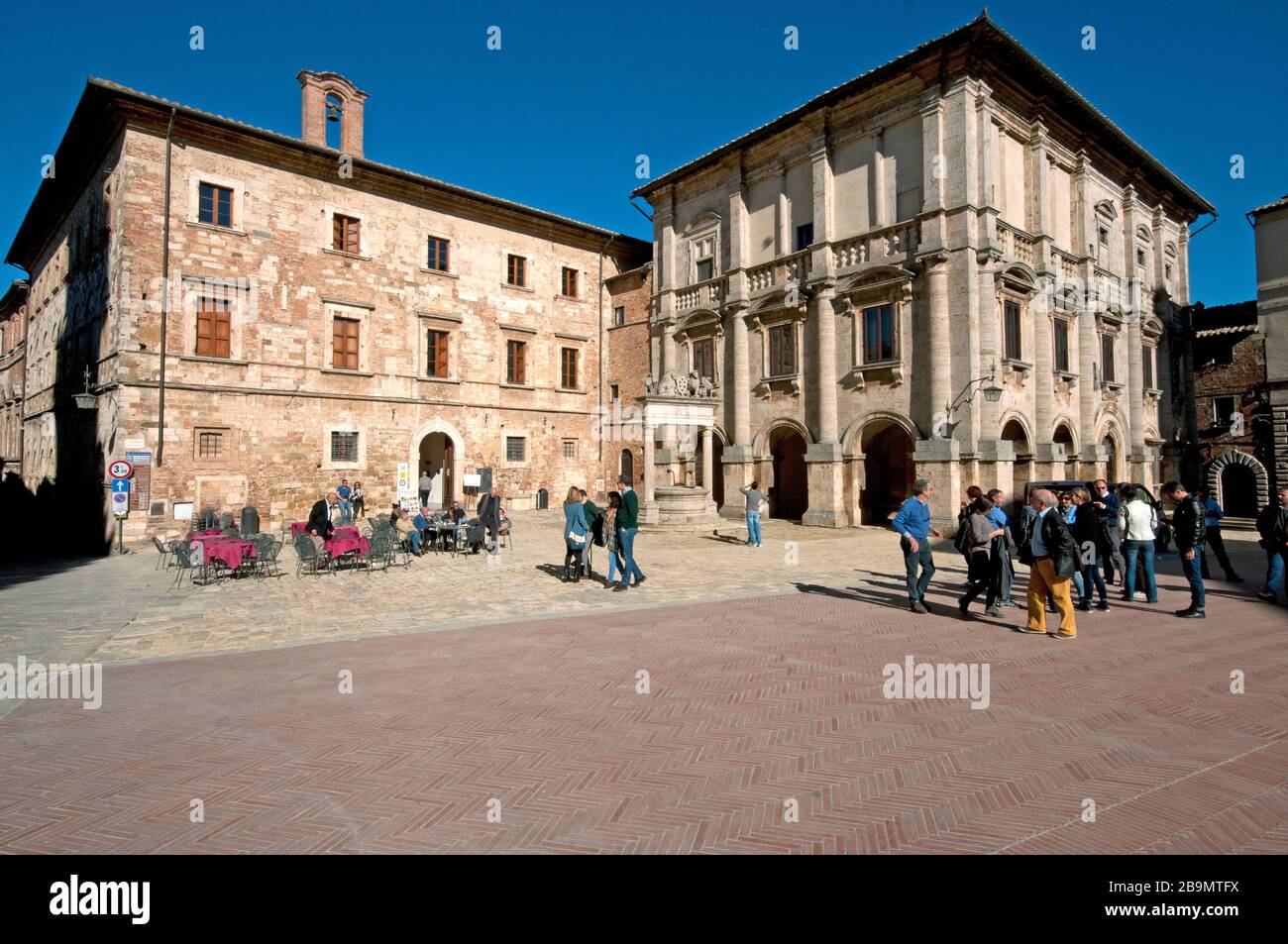 Piazza Grande avec Palazzo del Capitano del Popolo (sur la gauche) et Palazzo Nobili (sur la droite), Montepulciano, Toscane, Italie Banque D'Images