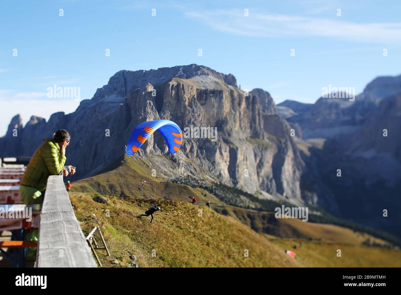 Un parapente au col Rodella avec le Groupe Sella en arrière-plan. Dolomites, Italie. Banque D'Images