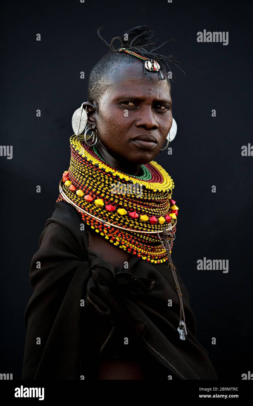 Une jeune femme Turkana mariée en tenue traditionnelle dans son village près de Loiyangalani, Kenya. Banque D'Images
