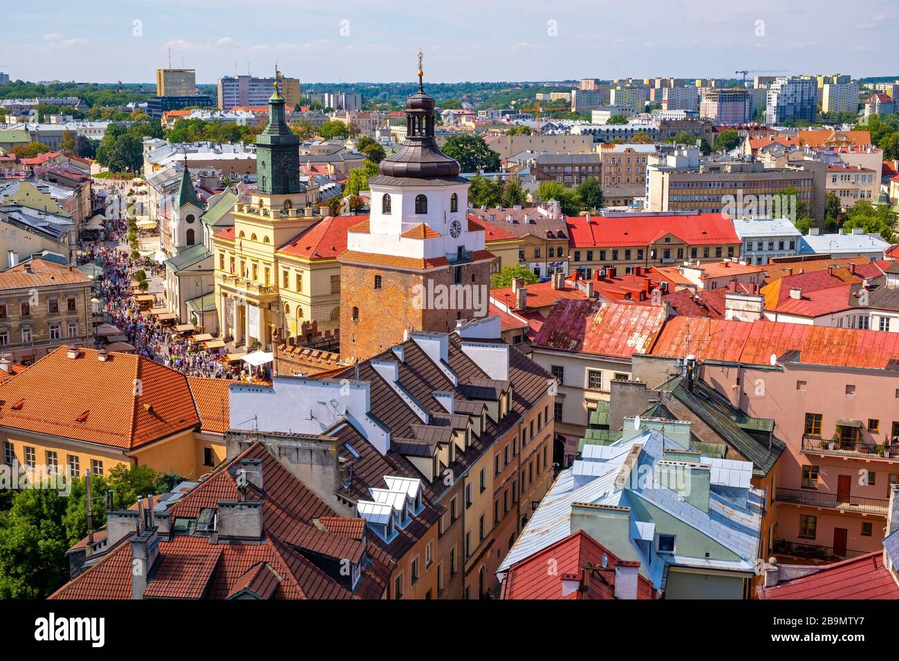 Lublin, Lubelskie / Pologne - 2019/08/18: Vue panoramique sur le quartier historique de la vieille ville avec la tour de la porte de Cracovie - Brama Krakowska - et le bâtiment de l'hôtel de ville Banque D'Images