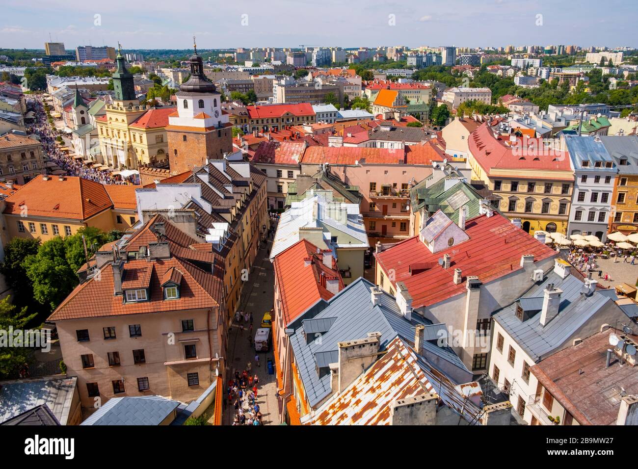 Lublin, Lubelskie / Pologne - 2019/08/18: Vue panoramique sur le quartier historique de la vieille ville avec la tour de la porte de Cracovie - Brama Krakowska - et le bâtiment de l'hôtel de ville Banque D'Images