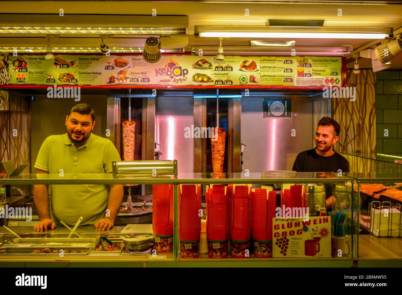 Berlin, Allemagne 02/02/20: Deux personnes sourient à un Doner Kebap Fast food. Magasin turc dans le métro U-Bahn de la station Alexanderplatz avec 2 travailleurs heureux Banque D'Images