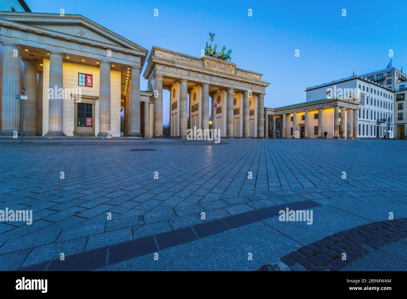 Pariser Platz et porte de Brandebourg. Tôt le matin. Zone désertique causée par la quarantaine à la suite d'une infection par le coronavirus. Berlin, Allemagne. Mars 2020. Banque D'Images