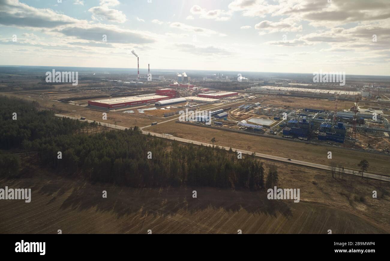Usine de production industrielle lourde sur l'antenne de jour ensoleillé au-dessus de la vue de drone Banque D'Images