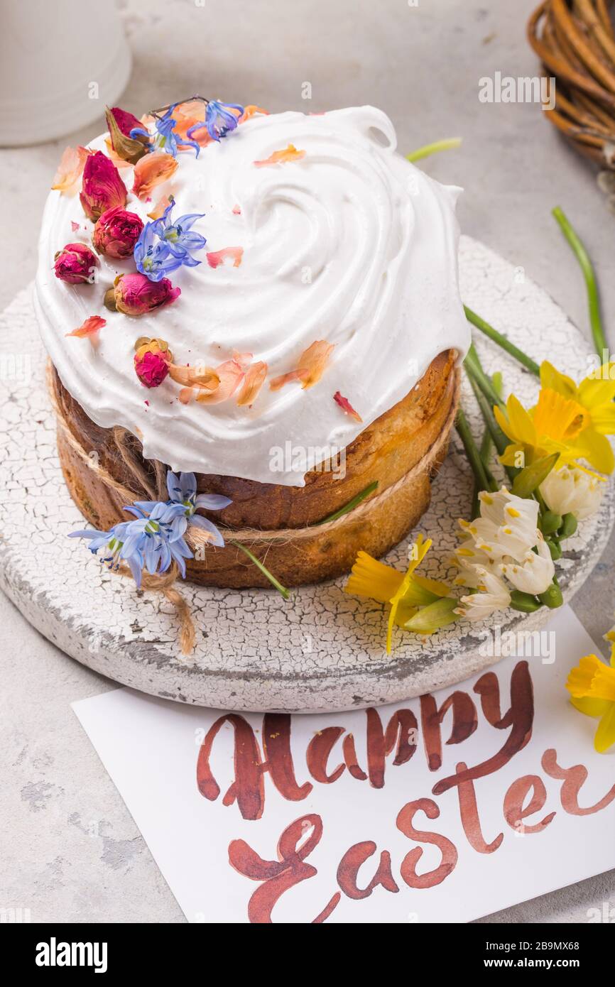 Gateau De Paques Kulich Ou Brioche Traditionnelle Russe Et Ukrainienne Sur Fond De Pierre Legere Pain Paska Ou Panettone Avec Carte Joyeuses Paques Et S Photo Stock Alamy