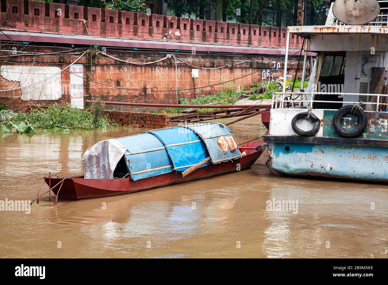 Petit bateau dans l'eau à Leshan ville Sichuan province de Chine Photo  Stock - Alamy