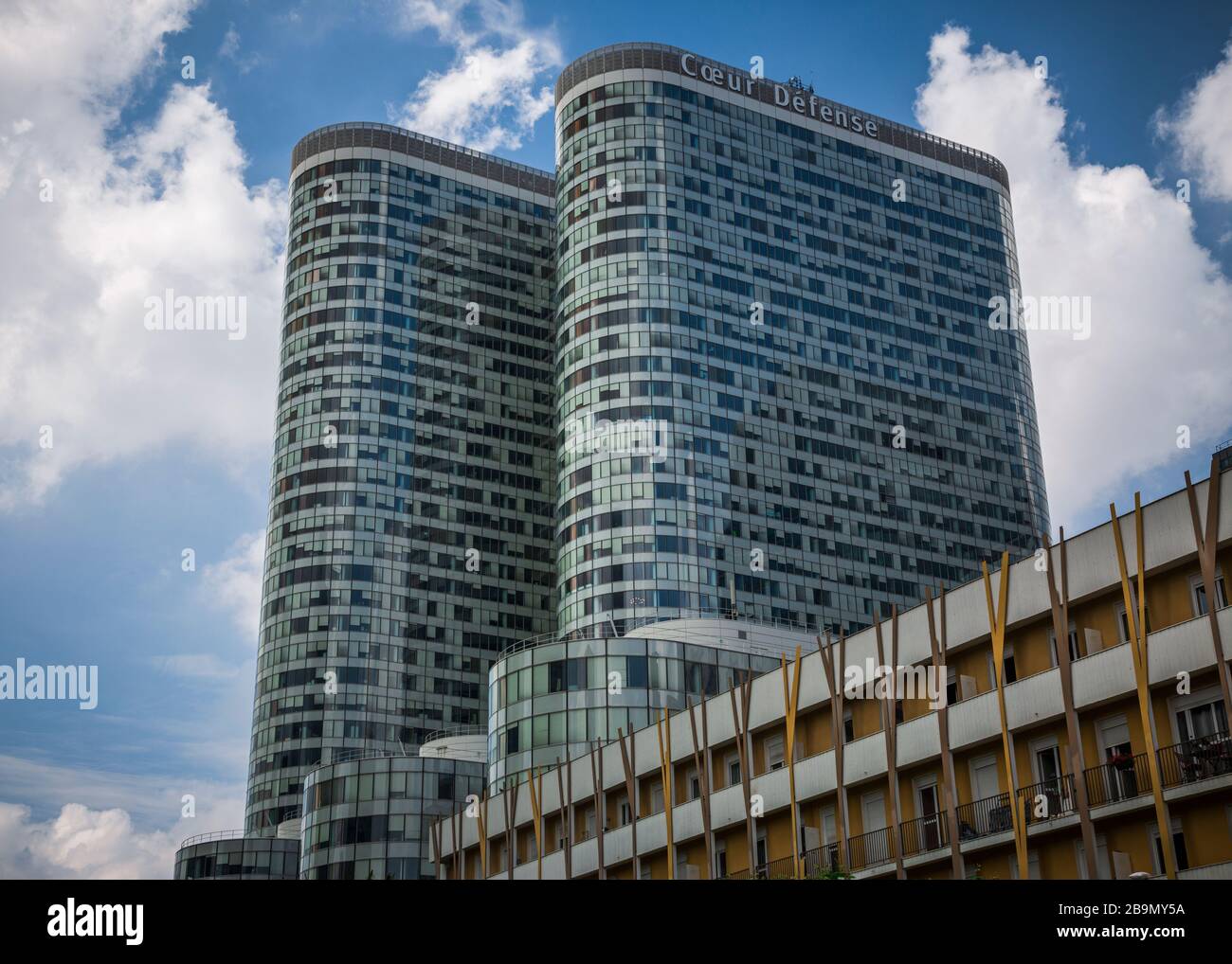 Cœur Défense, l'un des nombreux bâtiments d'architecture moderne du quartier financier de Paris en été après-midi. Banque D'Images