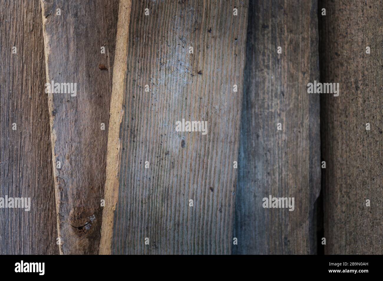 gros plan de planches en bois avec beaucoup de contraste, d'éclairage naturel et de couleurs réalistes précises Banque D'Images