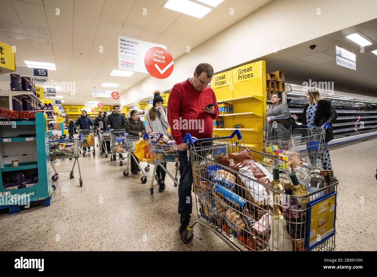 Tout d'abord faire des achats de panique ce matin dans un supermagasin Tesco dans le sud de Londres, au Royaume-Uni . Les gens se préparent alors que Londres fait face à un verrouillage de Covid-19 Banque D'Images