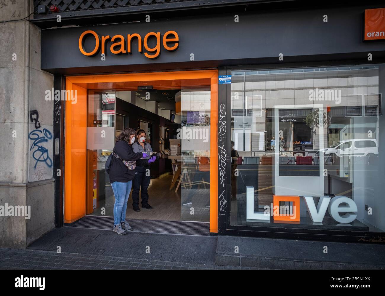 Un magasin de marque Orange reste ouvert au public pendant la période de confinement.Barcelone fait face à son dixième jour de confinement décrété par le gouvernement espagnol en raison de la propagation du coronavirus. Banque D'Images