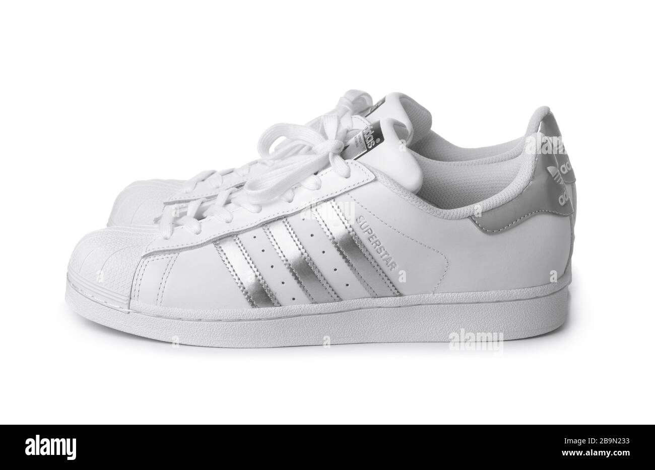 Samara, Russie - février 2020. Adidas superstar blanc vintage chaussures de sport isolées sur blanc Banque D'Images