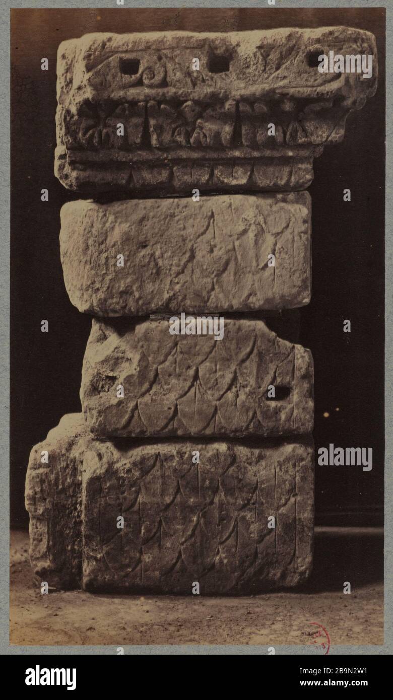 BLOC GALLO-ROMAIN SCULPTÉ. COLLECTIONS DE MUSÉES ARCHÉOLOGIQUES DE CARNAVALET, 23 RUE DE SEVIGNNE, 3ÈME ARRONDISSEMENT, PARIS blocs gallo-romain sculptés. Photo de Pierre Emonds (1831-1912), 1862-1905. Paris, musée Carnavalet. Banque D'Images