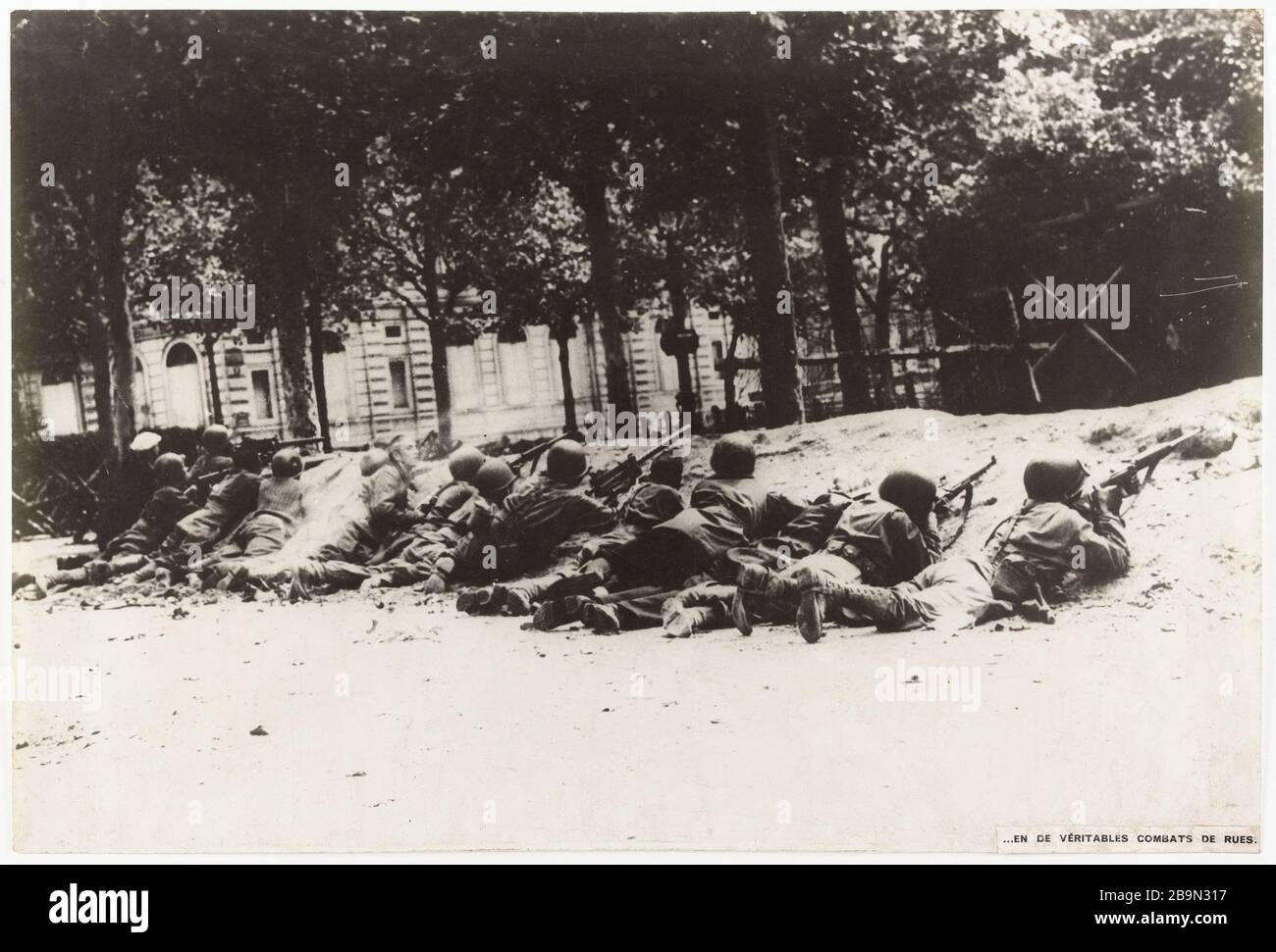 La libération de Paris - rue Paris, en août 1944 (?). ... DANS DE VRAIS COMBATS DE RUES. Guerre 1939-1945. La libération de Paris - rue parisienne, août 1944 (?). ...en véritables combats de rues. Photographie anonyme. Bromure Gélatino. 1944. Paris, musée Carnavalet. Banque D'Images