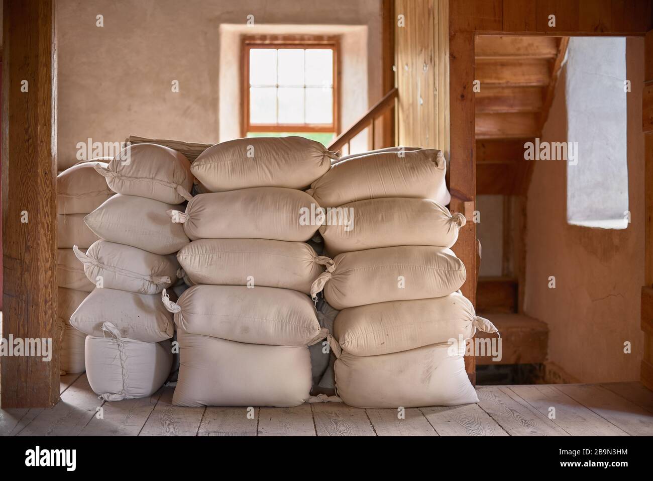 Les sacs complets dans une ancienne grange Banque D'Images