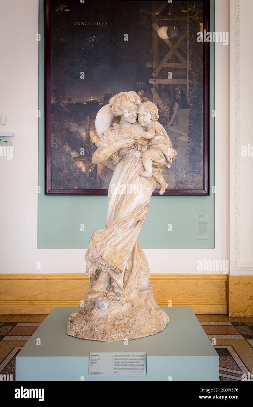 La danse de Bebe (1910) - une sculpture en plâtre de la mère et de la danse du bébé de Paul Rouseel exposée au petit Palais, Paris, France Banque D'Images