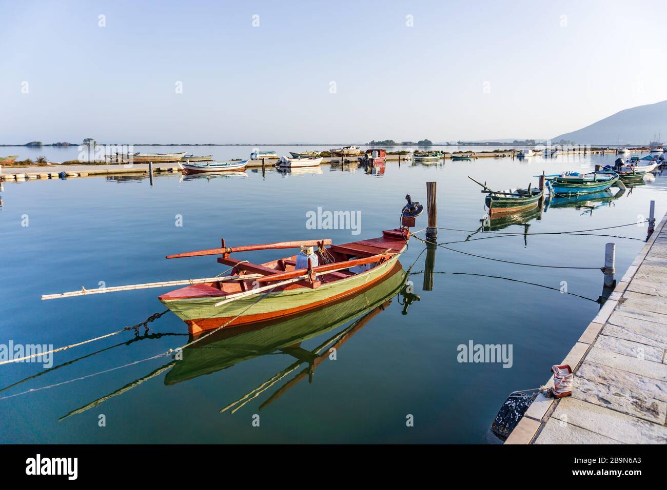 Journée ensoleillée et bateaux sur l'île de Lefkada, Grèce Banque D'Images