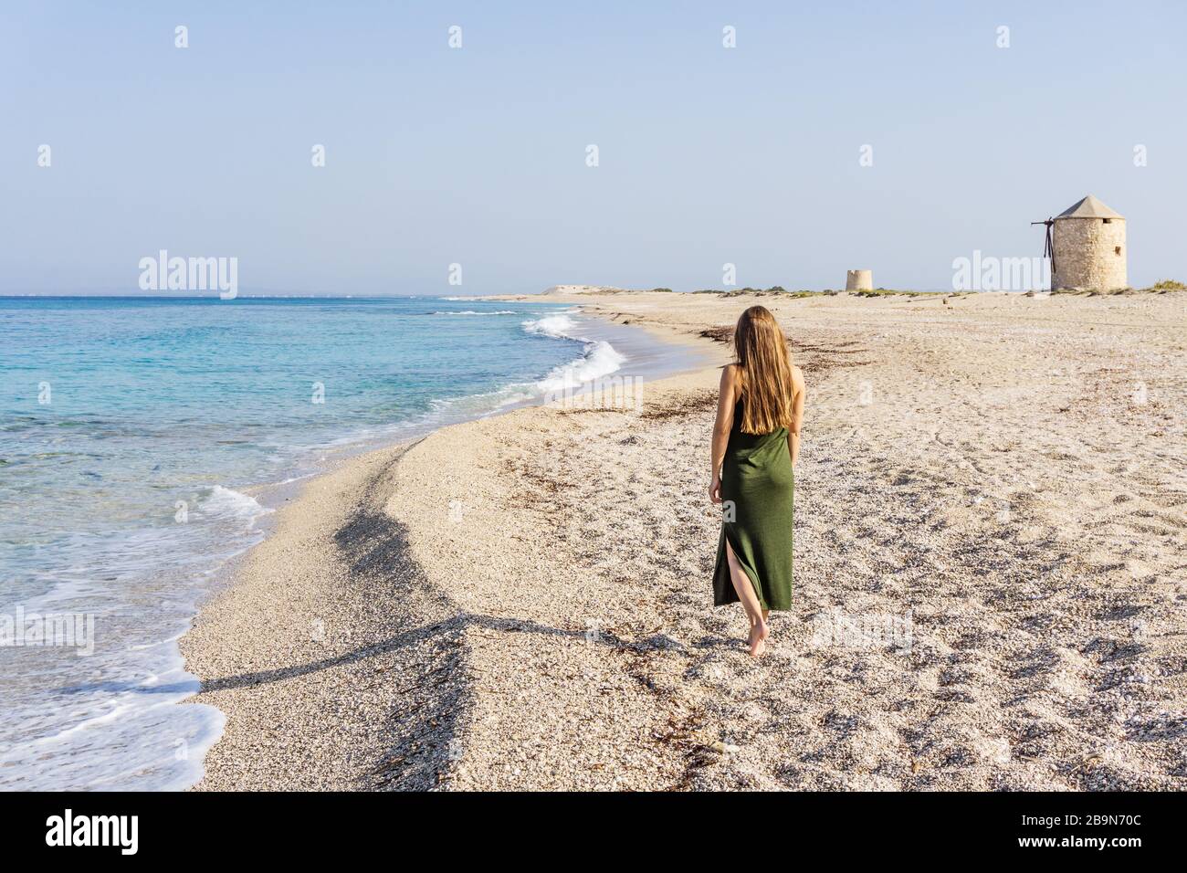 Femme marche le Sunny day à ai Giannis (Gyra) plage sur l'île de Lefkada, Grèce Banque D'Images